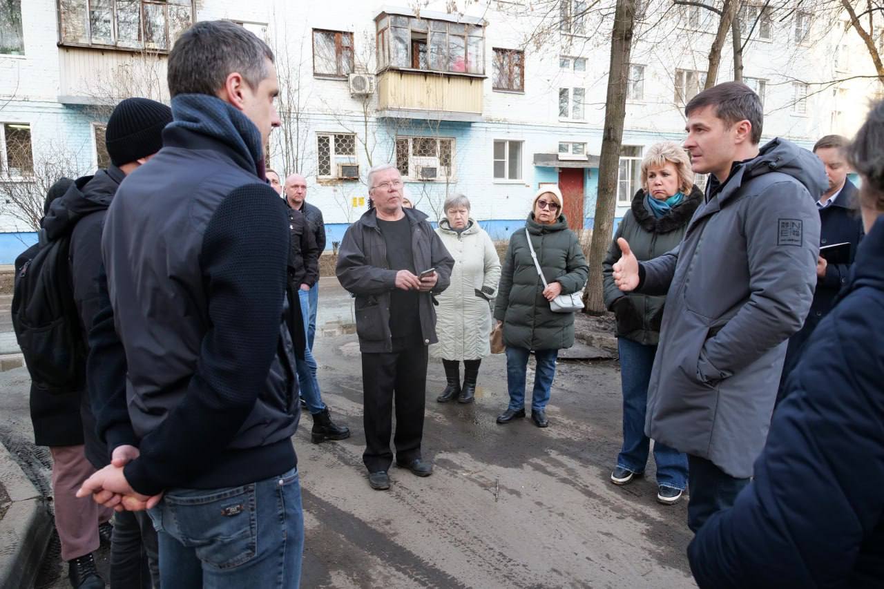 Владимир Волков с жителями Люберец на встрече обсудил вопросы содержания  дворов | 29.03.2024 | Люберцы - БезФормата